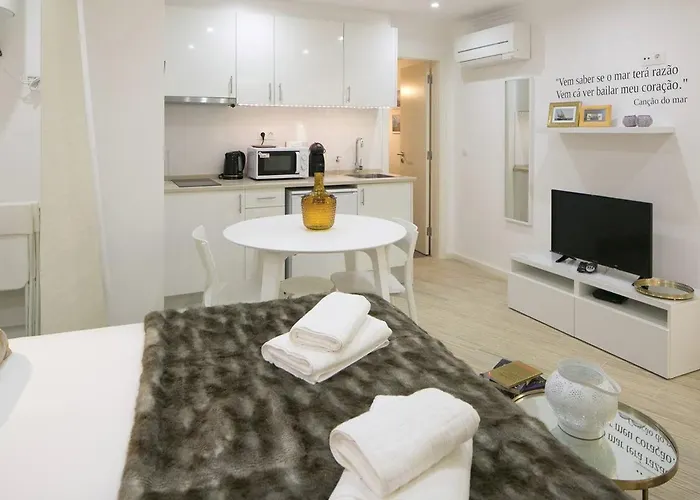 Central Cozy & Near The Subway Apartment