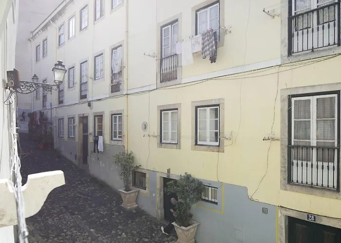 Central Cozy & Near The Subway Apartment